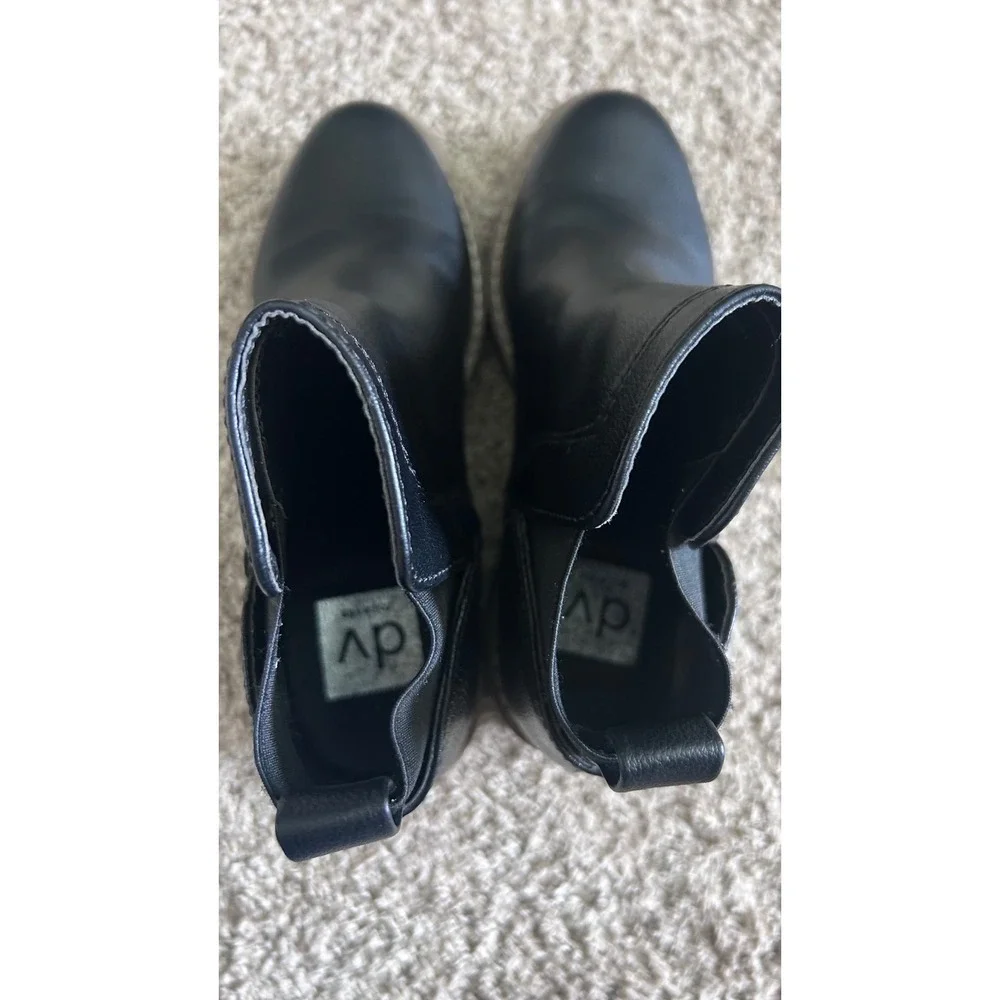 DV Dolce Vita Black Faux Leather Snakeskin Lug Sole Platform Chelsea Boots SZ 6